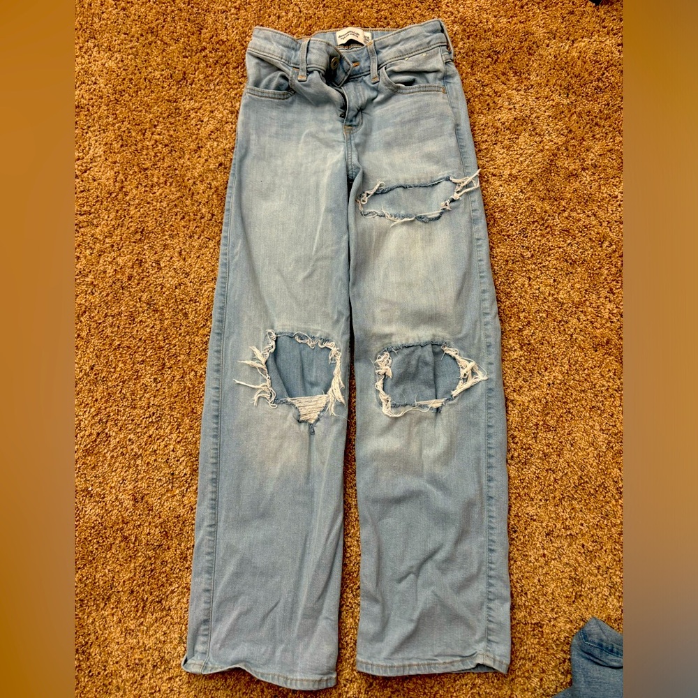 Abercrombie kids light wash w/ patch detailing size 9/10 lonh